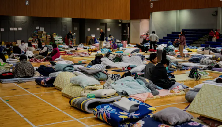 দুর্ঘটনা শিকার বাসিন্দাদের জরুরি ভিত্তিতে আশ্রয়কেন্দ্রে নেওয়া হয়। ছবি: বিবিসি।