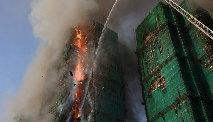 সংস্কার কাজের জন্য ভবনগুলোতে ব্যবহৃত বাঁশ ও প্লাস্টিকের আবরণের কারণে আগুন দ্রুত ছড়িয়েছে বলে পুলিশ জানিয়েছে। ছবি : ডয়চে ভেলে।