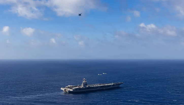 ইউএসএস জেরাল্ড আর. ফোর্ড নামের যুদ্ধ জাহাজ থেকে যুদ্ধবিমানের মহড়া করা হয়।