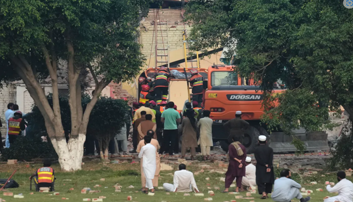 পাকিস্তানের পাঞ্জাব প্রদেশে হামলায় ক্ষতিগ্রস্ত একটি ভবন থেকে আটকে পড়াদের উদ্ধার তৎপরতা। 