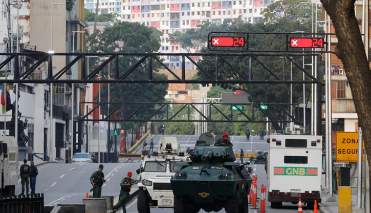 কারাকাসে প্রেসিডেন্ট ভবনের সামনে জাতীয় নিরাপত্তা বাহিনীর সতর্ক অবস্থান। ছবি : ডয়চে ভেলে।