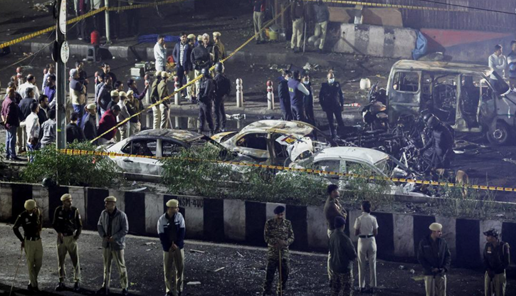 দিল্লির লাল কেল্লার সামনে একটি গাড়ি থেকে বোমার বিস্ফোরণ ঘটানো হয়। ছবি : ডয়চে ভেলে।