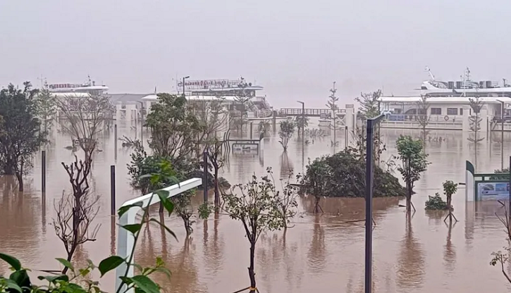 চীনে ভয়াবহ বন্যা : সরিয়ে নেওয়া হয়েছে ১ লাখের বেশি বাসিন্দাকে