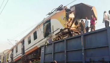 ভারতে দুই ট্রেনের মুখোমুখি সংঘর্ষ : নিহত কমপক্ষে ৮ ভারতে দুই ট্রেনের মুখোমুখি সংঘর্ষ : নিহত কমপক্ষে ৮