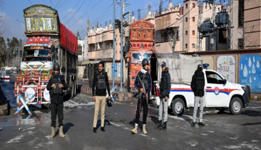 পাকিস্তানে আত্মঘাতী ও বন্দুক হামলা : জঙ্গিদের আটকে সাড়াশি অভিযান পাকিস্তানে আত্মঘাতী ও বন্দুক হামলা : জঙ্গিদের আটকে সাড়াশি অভিযান