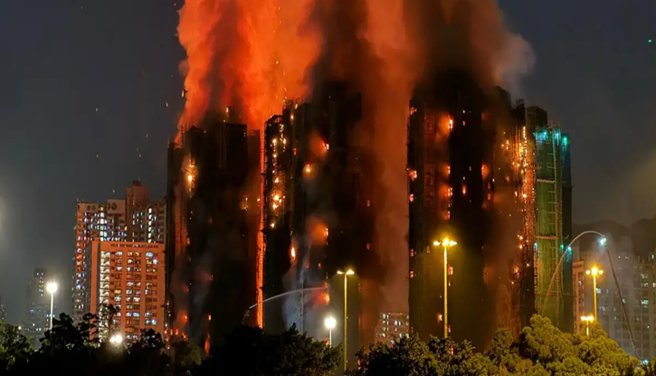 হংকংয়ের বহুতল ভবনে ভয়াবহ আগুন : এ পর্যন্ত নিহত কমপক্ষে ৩৬
