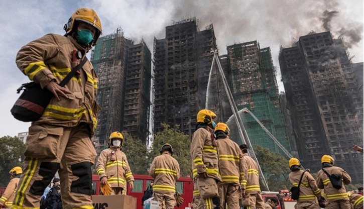 হংকংয়ের বহুতল আবাসিক ভবনে আগুন