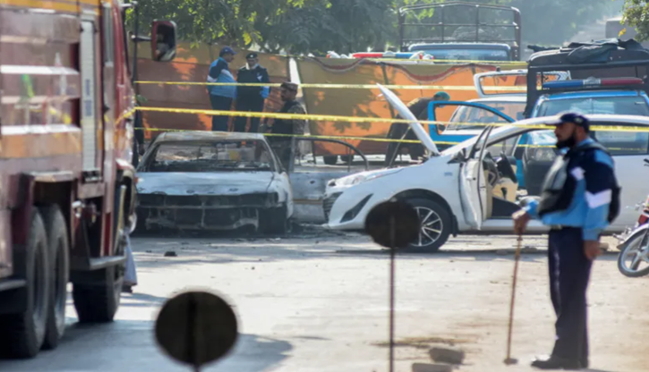 পাকিস্তানে আত্মঘাতী বোমা হামলায় ১২ জন নিহত