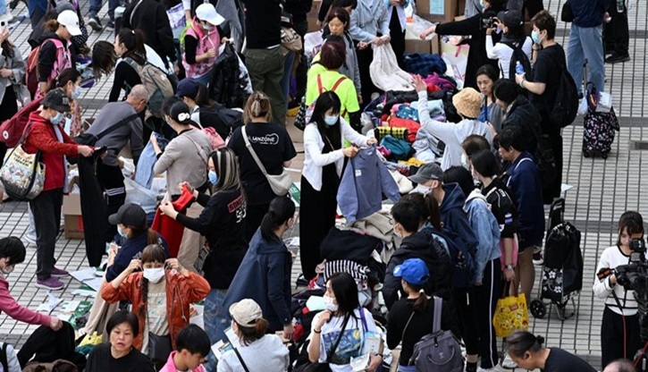দুর্ঘটনা শিকার বাসিন্দাদের সাহায্যে জামা-কাপড়, খাবার ও অন্যান্য প্রয়োজনীয় সামগ্রী সংগ্রহ করেন স্বেচ্ছাসেবকরা। : ডয়চে ভেলে।
