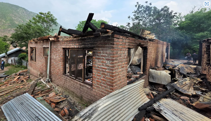 দেশ দুটির পাল্টাপাল্টি হামলায় ভারত-অধ্যুষিত কাশ্মীরের সালামাবাদে ক্ষতিগ্রস্ত একটি বাড়ি।