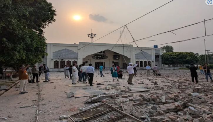 ভারতের ক্ষেপণাস্ত্র হামলায় পাকিস্তানে অনেক ভবন ক্ষতিগ্রস্ত হয়।