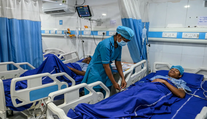 দুর্ঘটনায় আহতদের হাসপাতালে জরুরি সেবা দেওয়া হয়।