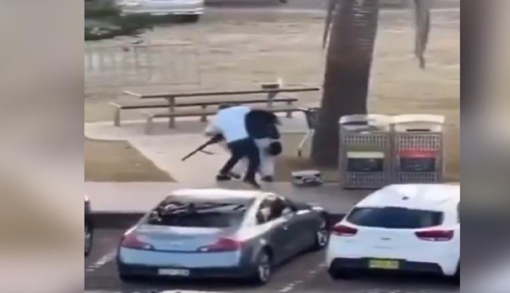 এক প্রত্যক্ষদর্শীর করা ভিডিওতে গোলাগুলির সময় হামলাকারীর হাত থেকে বন্দুক ছিনিয়ে নিতে দেখা যায় আল আহমেদকে।