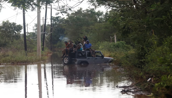 জ্যামাইকার ম্যানচেস্টার প্যারিসে বন্যার পানিতে আটকে পড়ে বাসিন্দারা। ছবি : সিএনএন।