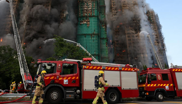 বর্তমানে ৮০০ এরও বেশি অগ্নিনির্বাপক কর্মী ঘটনাস্থলে কাজ করছে।